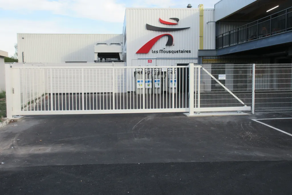 Fourniture de portails autoportants professionnels dans l’Eure, le Calvados et la Seine-Maritime : ouverture dégagée et maintenance réduite