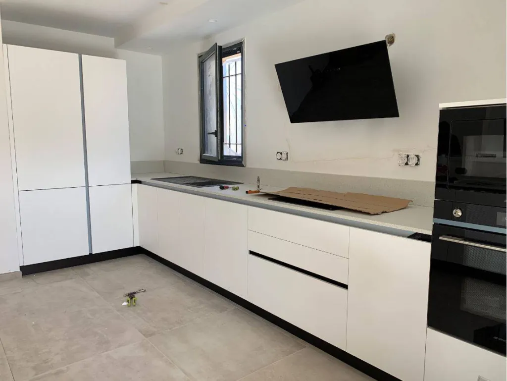 Vente et pose d'une cuisine laque blanc mat à Cassis 13260