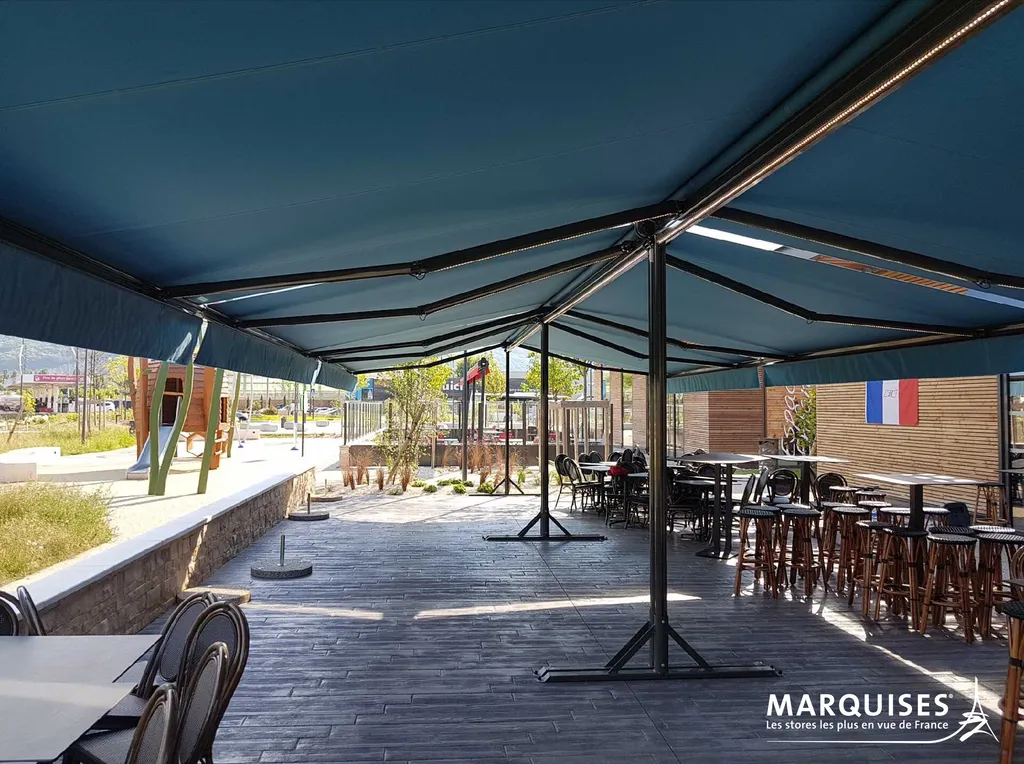 Store terrasse Grenat : profitez de votre piscine et de votre terrasse à l'ombre, sans devoir vous adosser à un mur