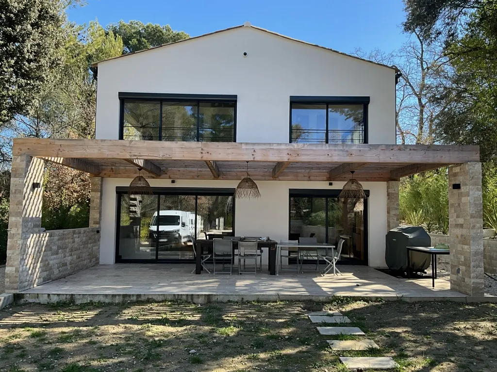 Menuiseries ALU SCHÜCO sous une pergola Aix-en-Provence