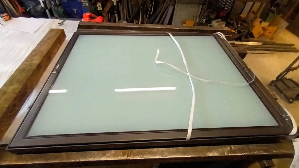 Fabrication en atelier d’une trappe vitrée au sol sur mesure avec un cadre en acier thermolaqué à Chalon en Champagne