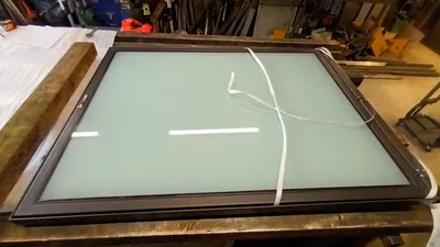 Fabrication en atelier d’une trappe vitrée au sol sur mesure avec un cadre en acier thermolaqué à Chalon en Champagne