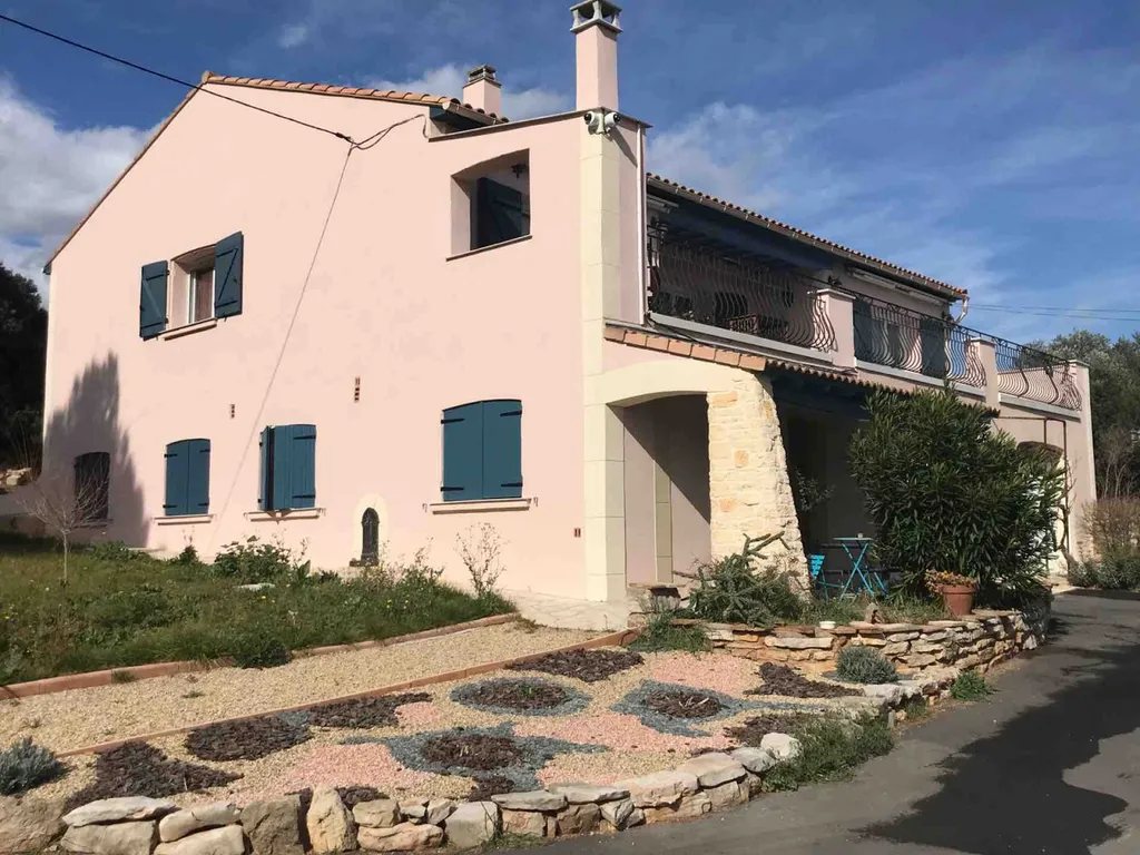 Torchis gratté à l'ancienne avec chaînes d'angle et encadrements sur villa traditionnelle à Poussan proche de Sète