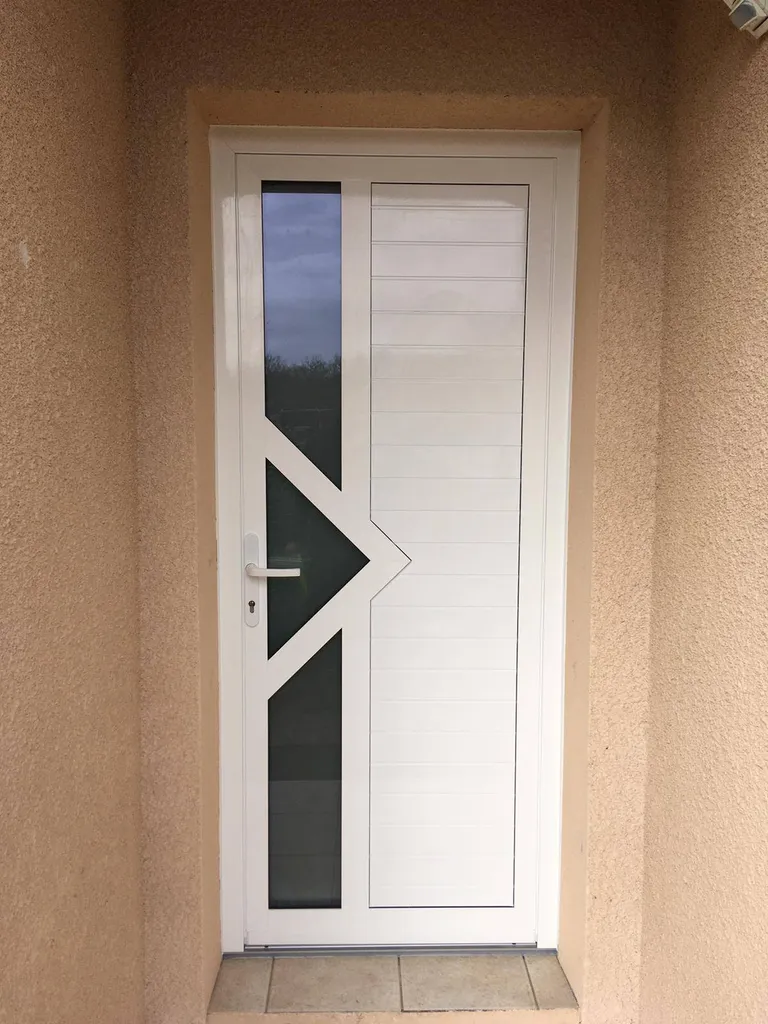 Porte d'entrée aluminium sur mesure à Audenge proche Bassin d'Arcachon avec vitrage sablé