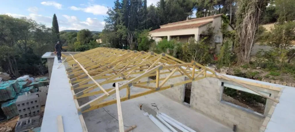Pose de la charpente bois sur une maison à Evenos 
