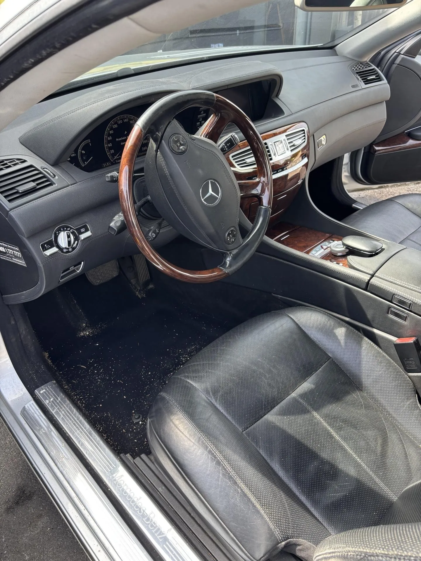 Entretien minutieux des cuirs et remise en état intérieur d'uen Mercedes-Benz à Andrézieux-Bouthéon