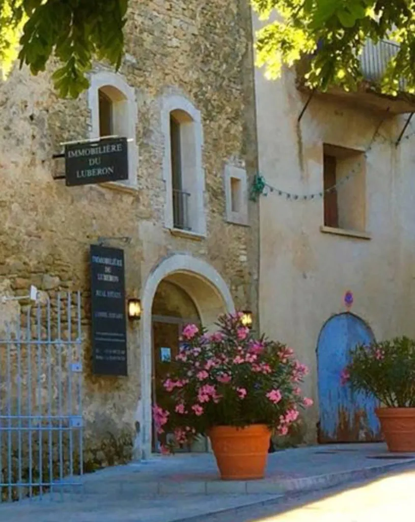 L'Immobiliére du Luberon à Ménerbes restaurée et décorée par Sacha Houant Project manager et décoratrice d'intérieur.