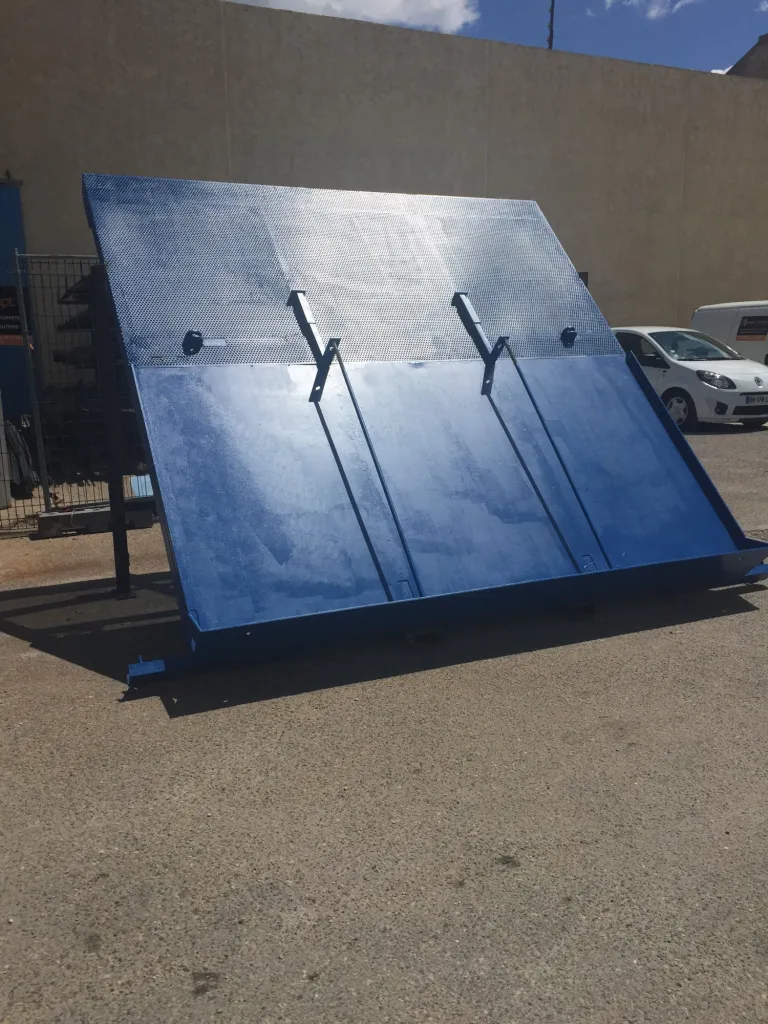 ATELIER DE FABRICATION A MARTIGUES REALISE UNE PORTE METALLIQUE BASCULANTE AVEC GRILLE SUR LE HAUT SUR MESURE POUR UN CLIENT DES PENNES MIRABEAU 13 