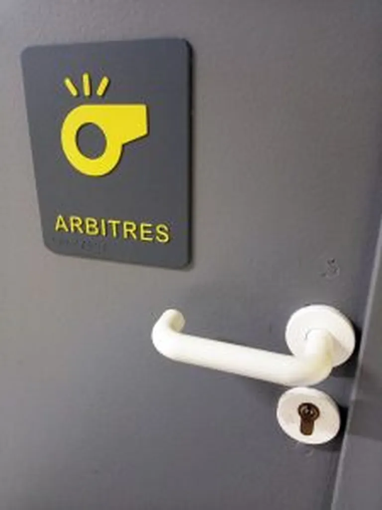 Création et installation de plaques de signalétique adaptée avec braille pour améliorer l’accessibilité d’un club sportif recevant du public à Valence