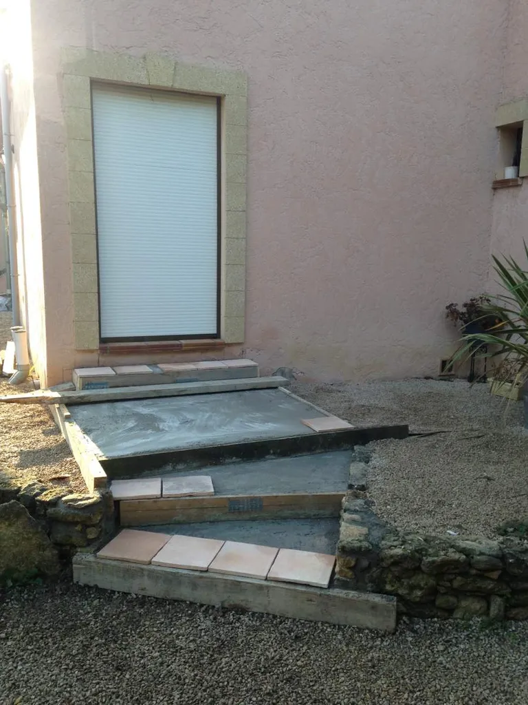 Réalisation d'un escalier extérieur d'une maison individuelle à Grans Bouches du Rhône