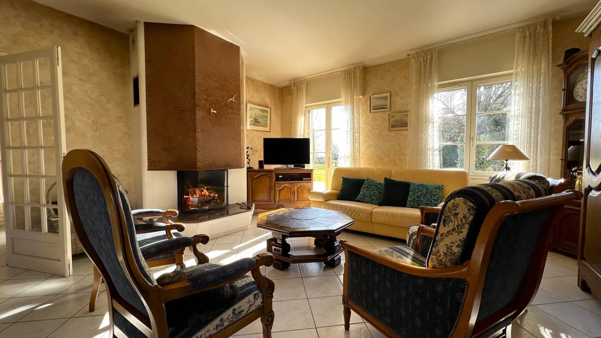 Découvrez cette chaleureuse maison familiale, offrant des prestations de qualité à moins de 3h de Paris via l'autoroute A13.