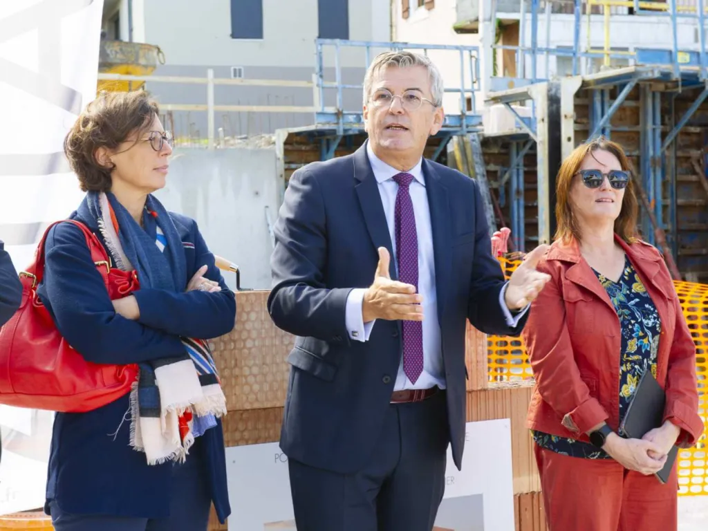 Photographe Pose de Première Pierre 