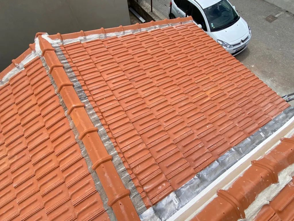 Changement d’une toiture tuiles plates de Marseille sur Gréasque près de Aix en Provence