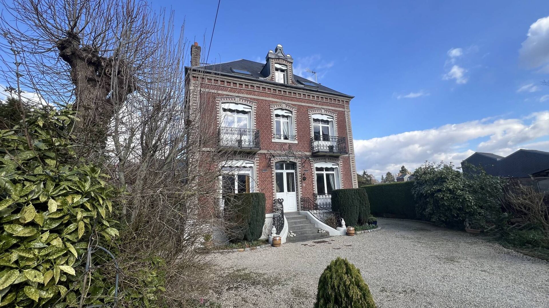 ÉLEGANTE DEMEURE BOURGEOISE EN COEUR DE VILLE DE EU