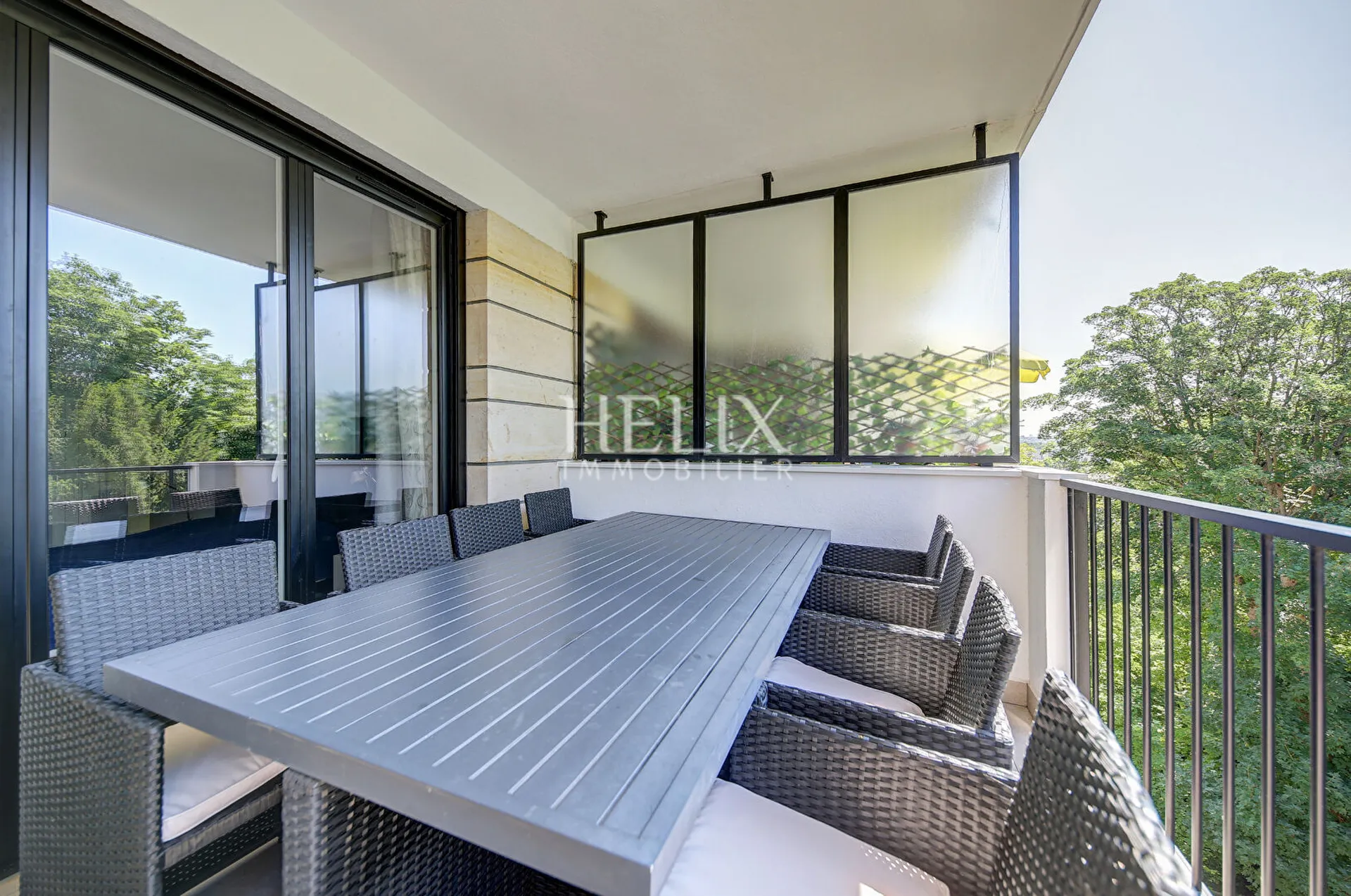 Espace repas sur loggia 