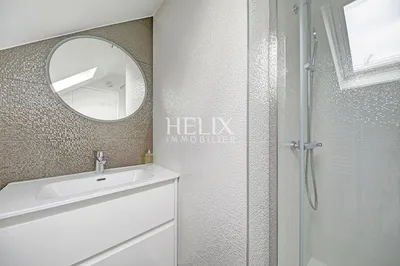 A vendre exceptionnel appartement situé au 4ème et dernier étage dans un immeuble historique à Saint-Germain-en-Laye, de très belles parties communes, hall d'entrée, sécurité, ascenseur.