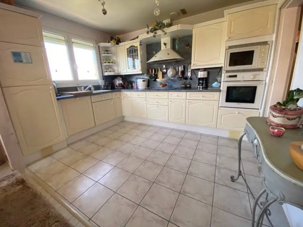 A acheter, superbe maison familiale de 130m² env., 6 chambres avec sous sol et grand jardin sur la commune de TOURVILLE LA RIVIÈRE 76410