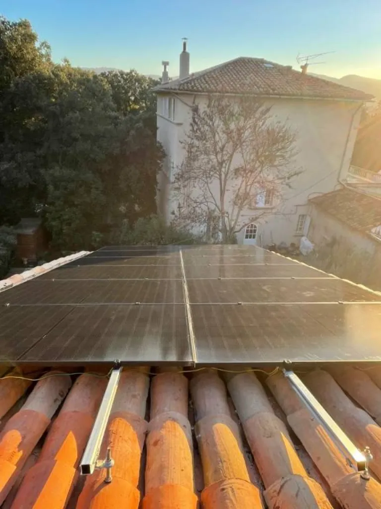 Panneaux photovoltaïques DualSun installés sur une toiture à Marseille