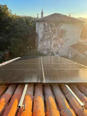 Panneaux photovoltaïques DualSun installés sur une toiture à Marseille