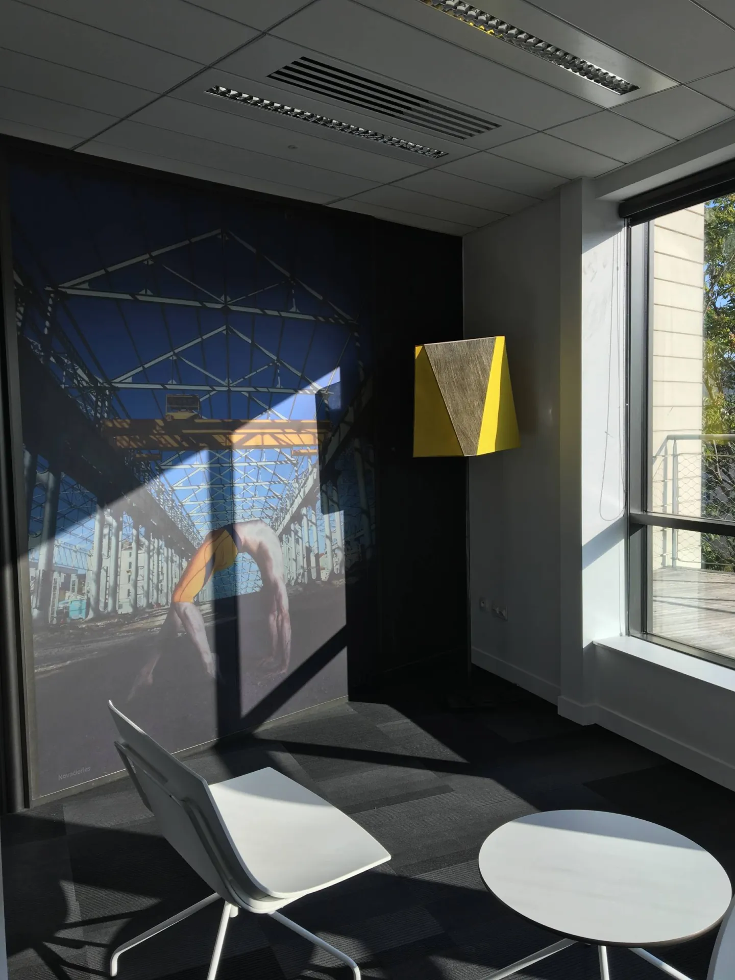 Impression couleur sur adhésif dépoli posé sur vitre à lyon arching 