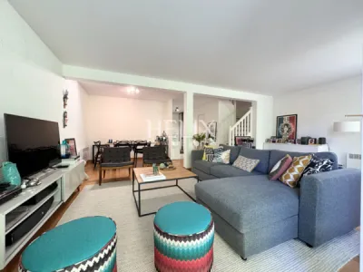 Dans secteur très privilégié de Fourqueux, proche du golf, du Lycée international de Saint -Germain-en-Laye et des accès A13/A14, une jolie maison édifiée sur un terrain de 390 M2.