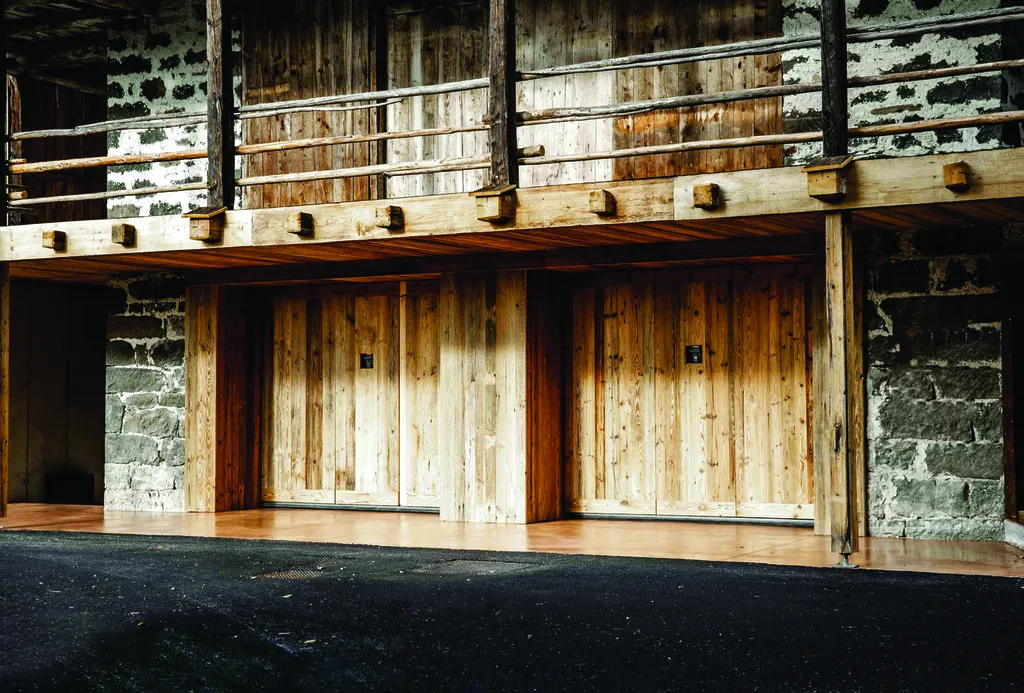 Porte de garage basculante Silvelox bois pour architectesPorte de garage basculante Silvelox bois pour architectes