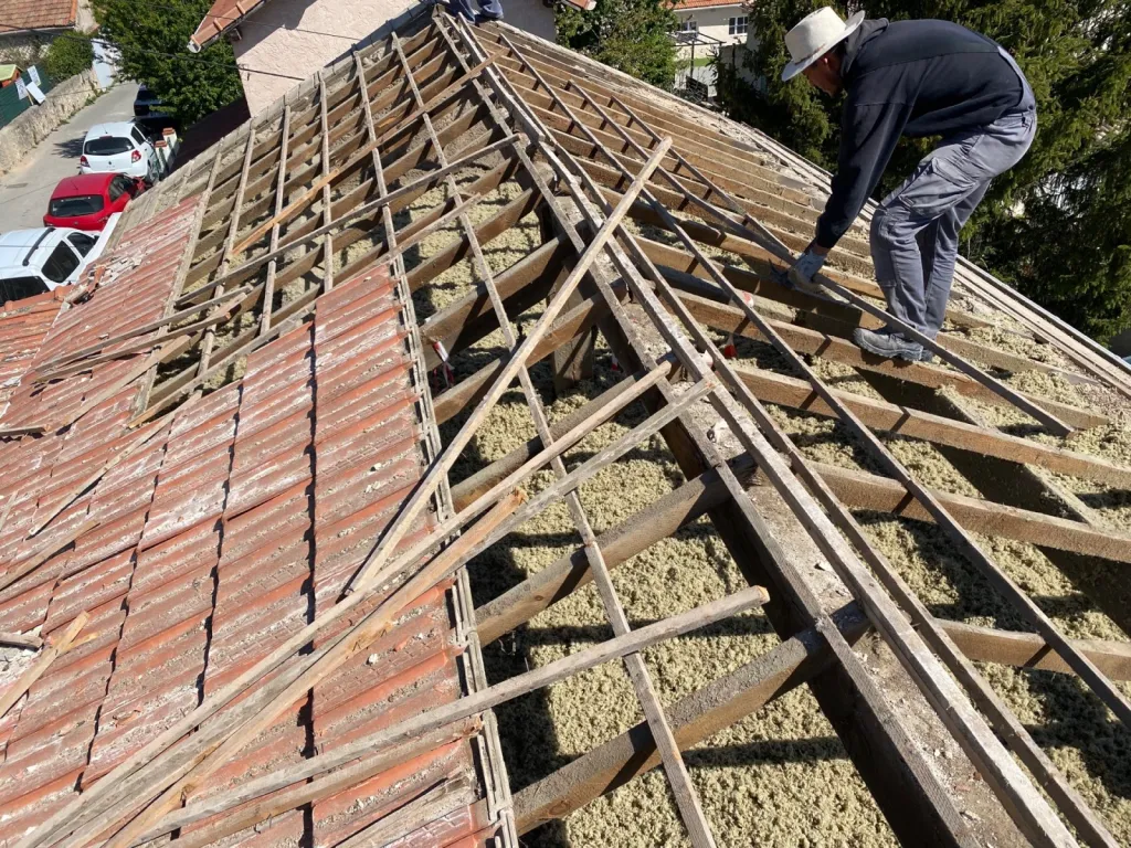 Changement d’une toiture tuiles plates de Marseille sur Gréasque près de Aix en Provence