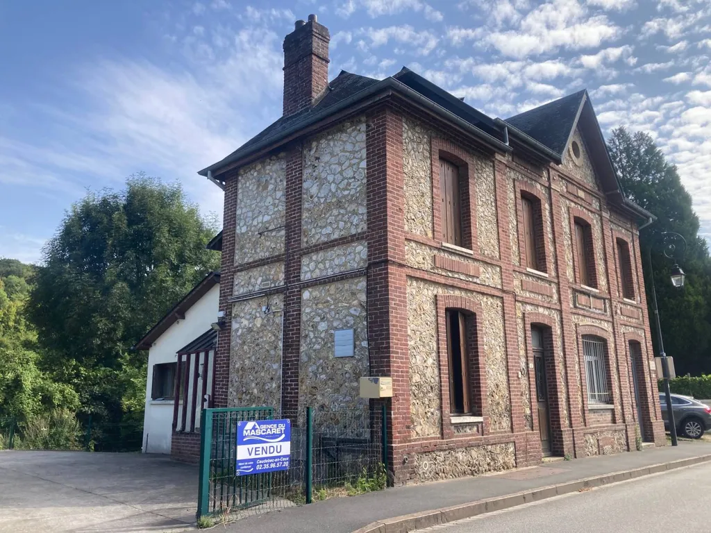 Maison de caractère + local, à vendre, située à Saint Wandrille Rançon