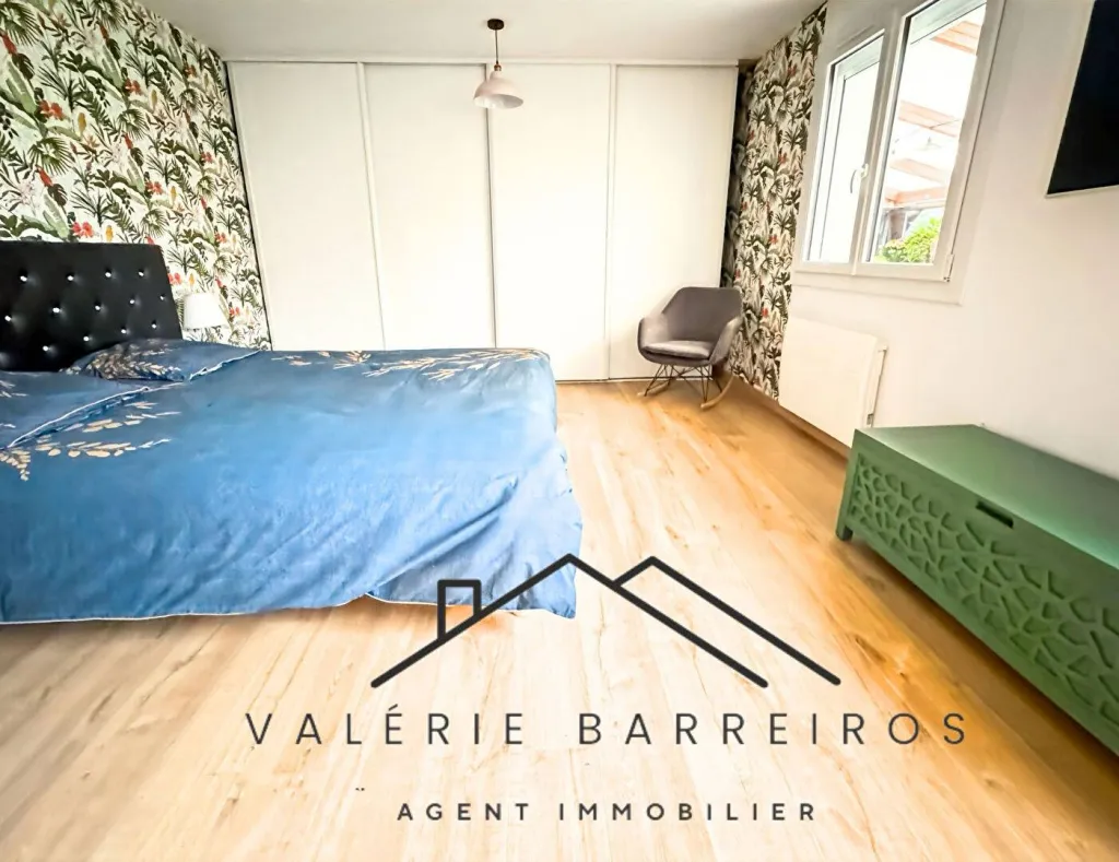 A vendre pavillon traditionnel de 194 m² habitables édifié sur 1800 m² de jardin sur la commune de LA HARENGERE 27370