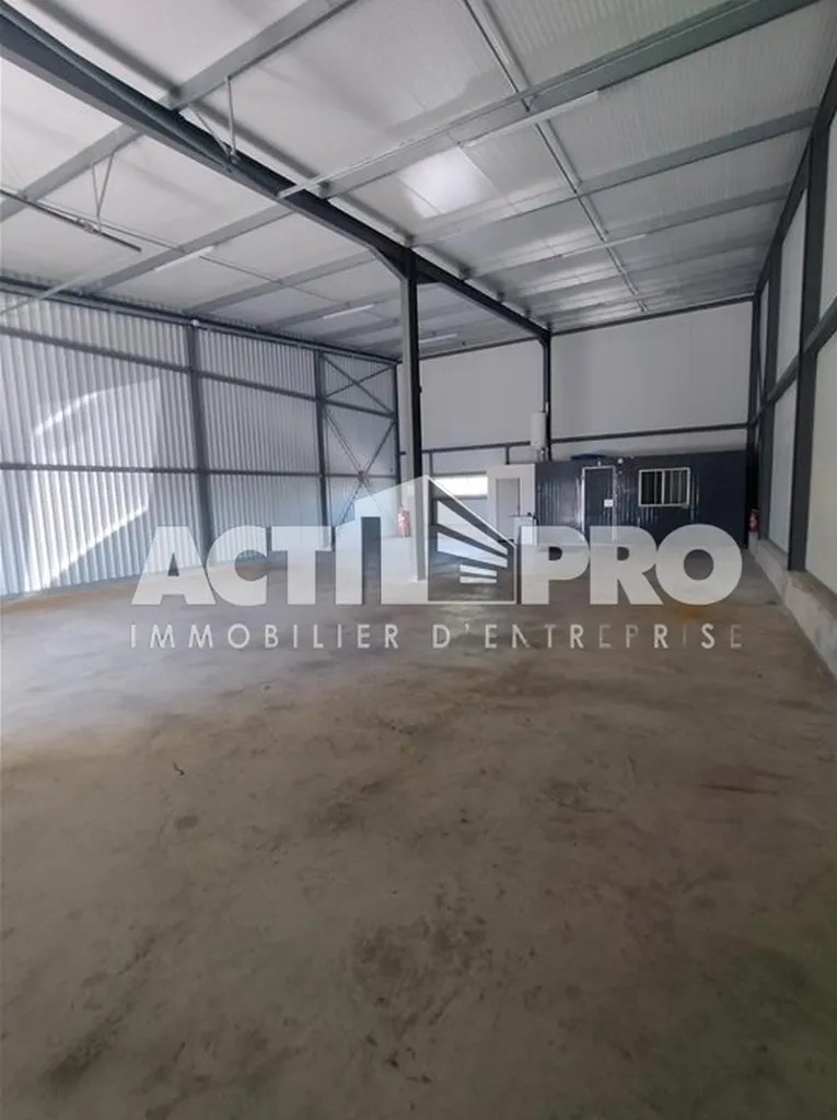 Entrepôt à louer, composé d’une double cellule de stockage neuve de 224 m² proche du péage autoroutier de Perpignan Nord.