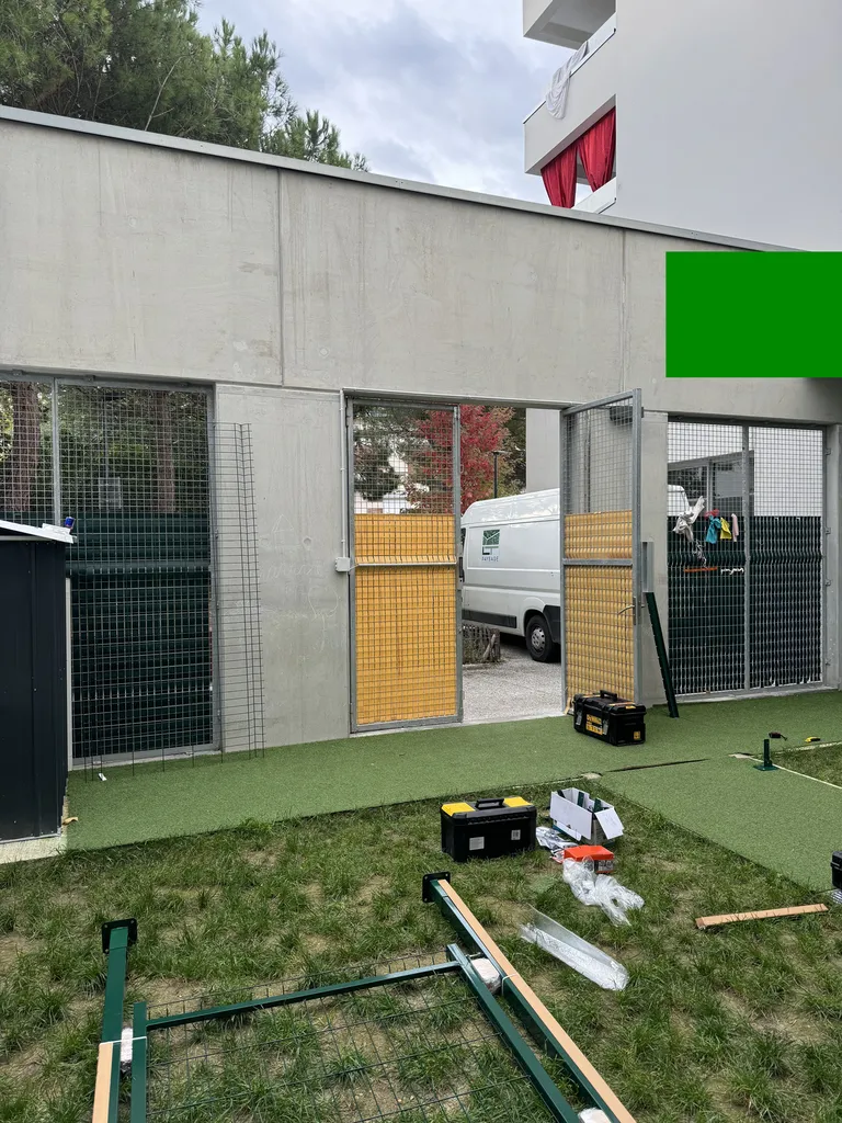 Création d’un sas de sécurité en clôture rigide avec portillon pour crèche à Toulouse par LT Paysage spécialiste clôtures
