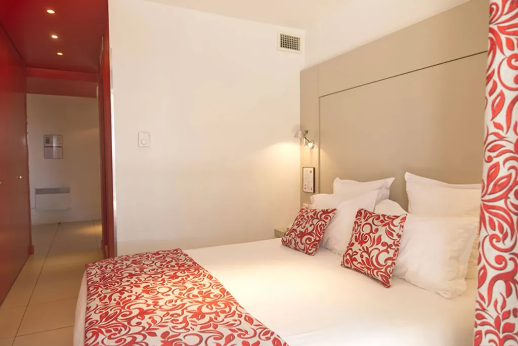 Hôtel de la Plage - HDLP Proche de la mer. Chambre Familiale Sud  pour 2 adultes et 2 enfants. espace parent et enfants séparés