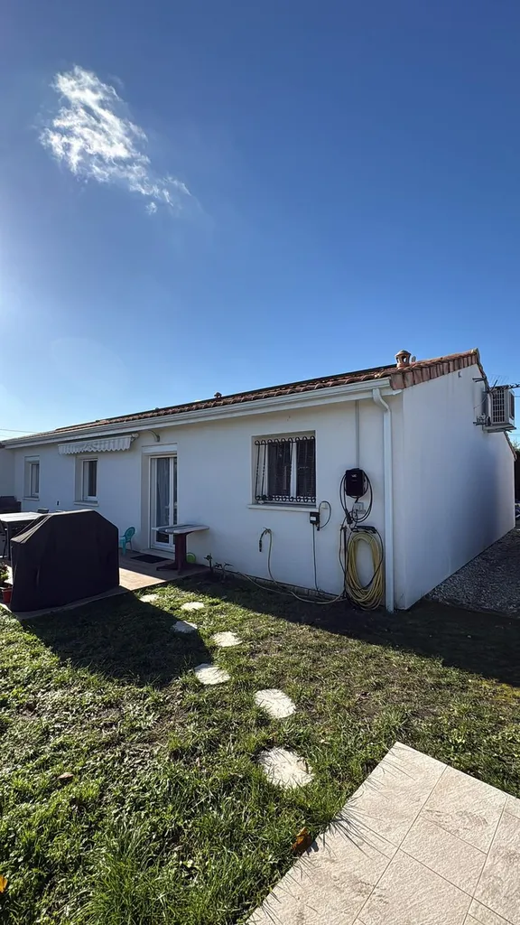 photo d'une borne de recharge installé sur une maison à Bordeaux