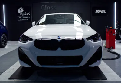 Grâce au film de protection PPF XPEL, cette BMW Série 2 conserve son éclat d’origine tout en étant protégée contre les impacts et micro-rayures.