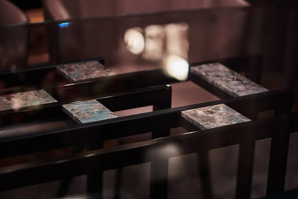 table à manger italienne finition marbre et verre La Garde