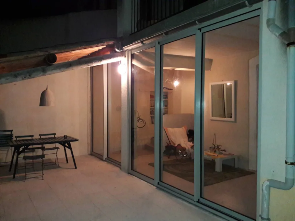 Installation de baie vitrée coulissante aluminium de grande dimension