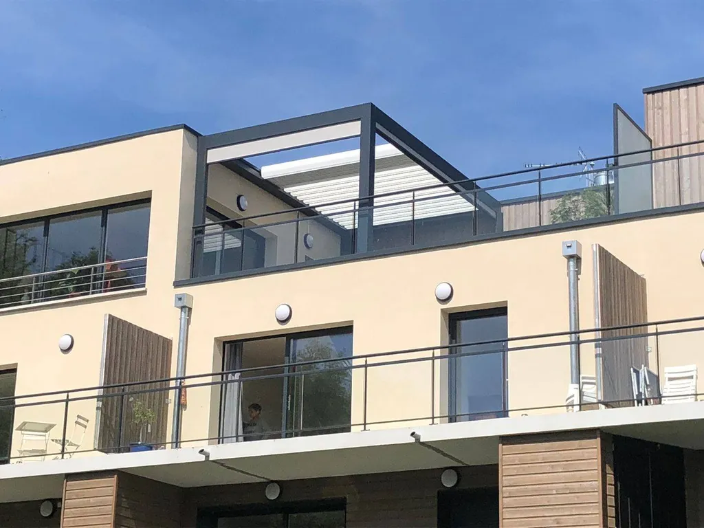 Mise en place d'une pergola bioclimatique rétractable sur Calas