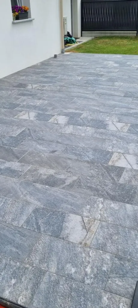 Pour une terrasse moderne et résistante, optez pour un carrelage 30x60 cm teinté dans la masse disponible chez Le Comptoir du Sol à Franqueville-Saint-Pierre.