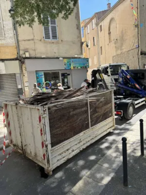 Évacuez rapidement vos déchets bois de parquet et plinthes avec une benne 10m3 à Brignoles, Toulon, Hyères, La Seyne et Draguignan. Livraison express avec traitement en déchetterie. Cliquez ici pour commander au meilleur tarif.