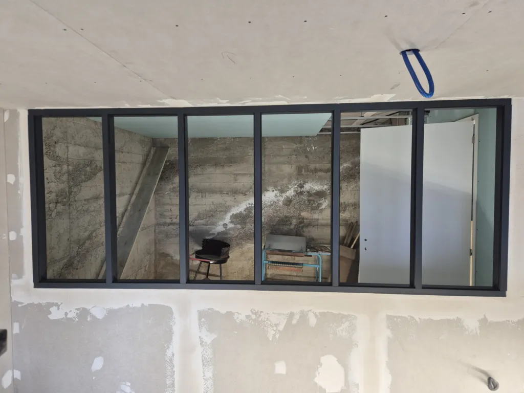 Réalisation d'une verrière en alu de 3,50m pour séparer la cuisine et le salon dans une maison à Mâcon en Saône et Loire