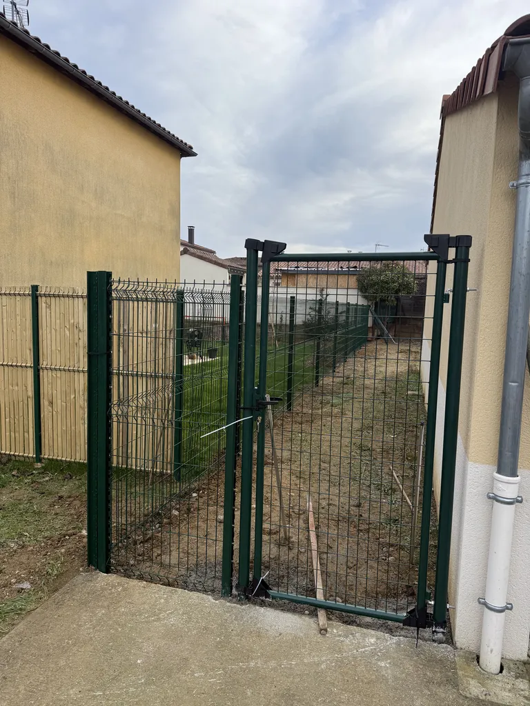 Pose de clôture rigide occultante à Roquettes (31120) — Remplacement de clôture avec portillon