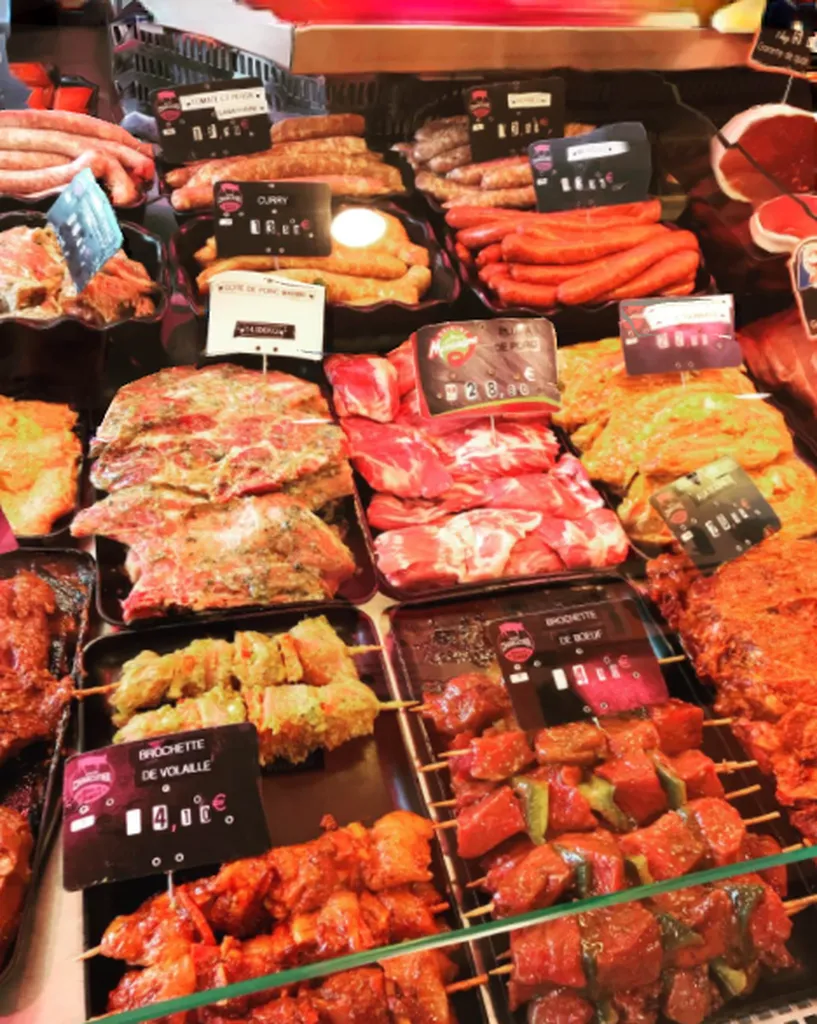 Acheter de la viande pour un barbecue : pluma de porc, brochette de bœuf, travers de veau à la dijonnaise, cœur de basse-côte texane dans une boucherie près de Caluire-et-Cuire