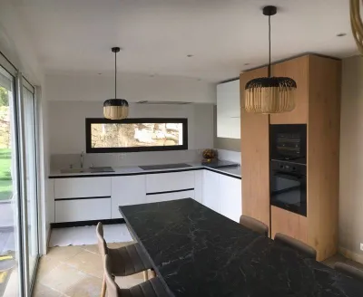 Installation de cuisine italienne sur mesure bois et laque près de La Ciotat