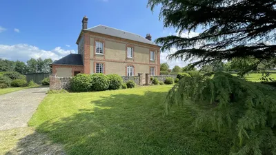 **Maison de maître à vendre** : Terres et Demeures De Normandie propose une maison de maître de 125m² sur 2 hectares à Saint-Saëns.