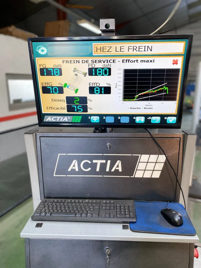 Le frein de service (pédale de frein) est testé pour son efficacité et son fonctionnement lors du contrôle technique chez Autosur Martigues 13