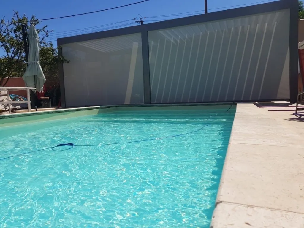 Mise en oeuvre d'une Pergola OPEN store Zip sur Martigues