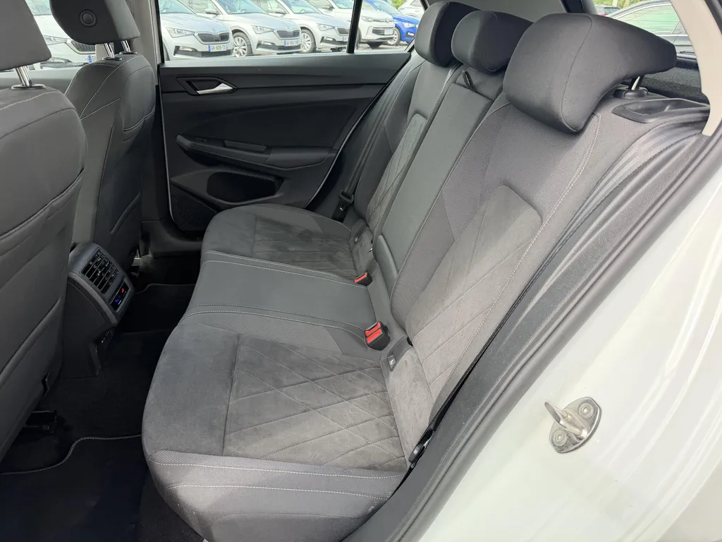 Volkswagen Golf 8 Hybride d'occasion à vendre proche du Havre : découvrez cette berline automatique chez Caudebec Automobiles