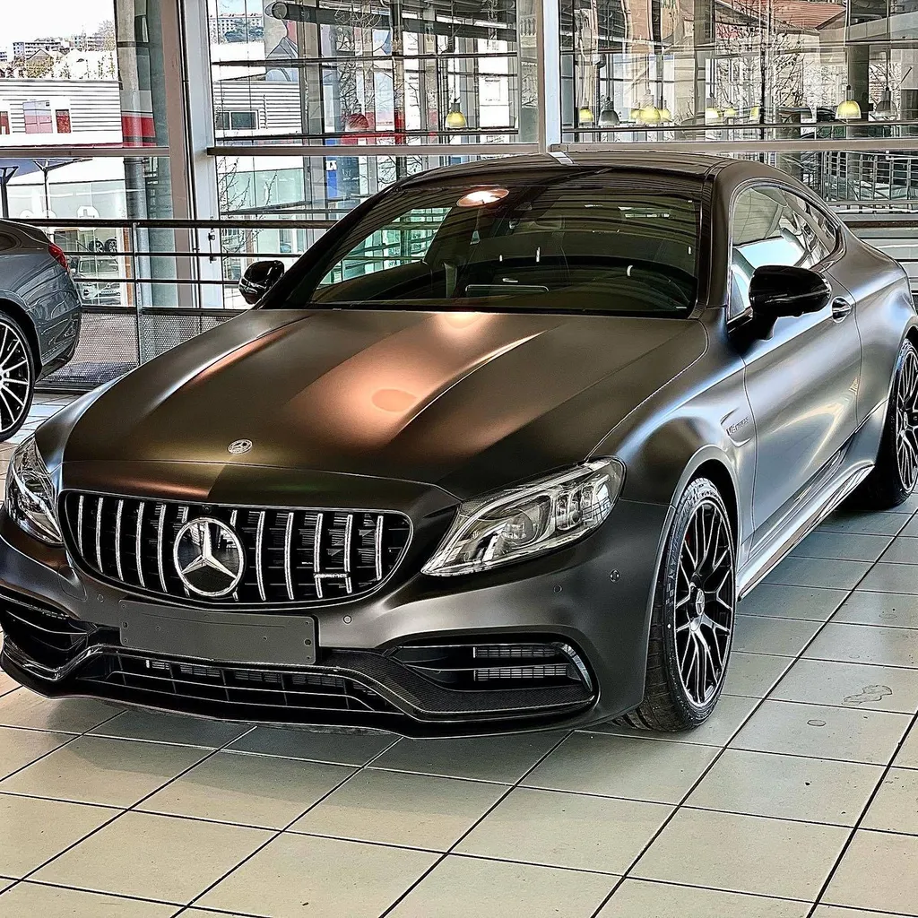 Pose de protection PPF sur la carrosserie d'une Mercedes C63 S AMG à Lyon dans le Rhône