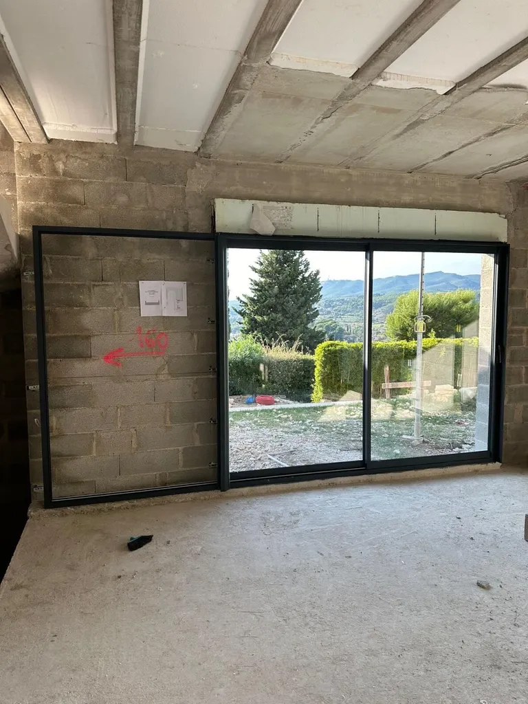 Construction d’une maison neuve sur AIX-EN-PROVENCE avec des baies vitrées coulissantes en ALU Gris Anthracite