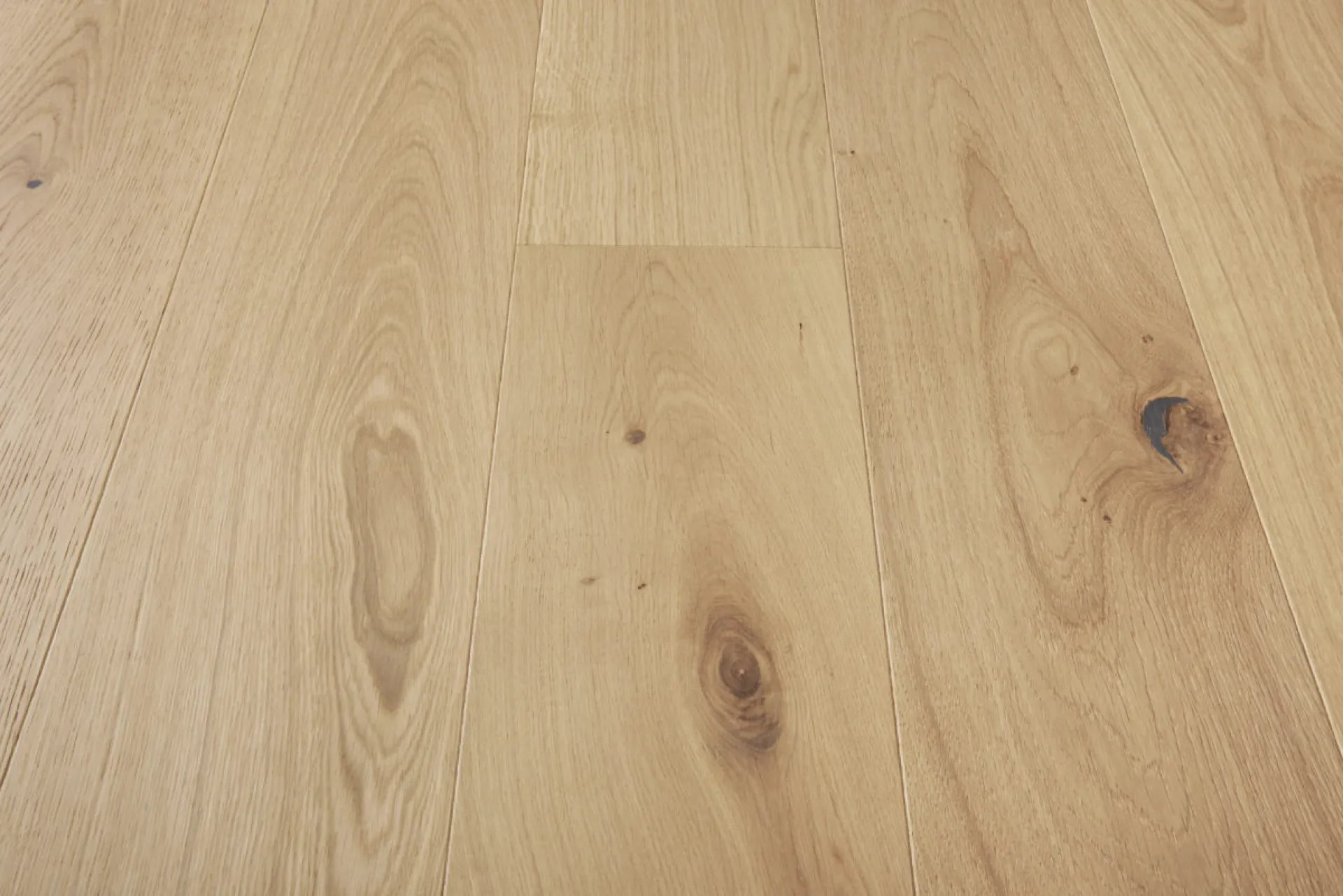 Besoin d’un parquet naturel et moderne ? Le parquet Biarritz est disponible dans vos showrooms Le Comptoir du Sol à Franqueville-Saint-Pierre et Dieppe.